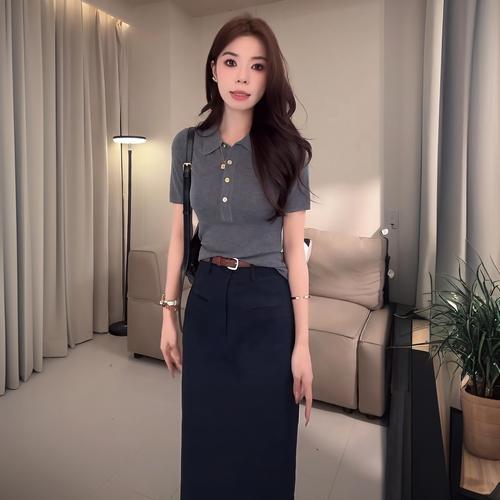 2025夏季時尚風向標 翻領(lǐng)Polo衫與半身裙的休閑套裝搭配