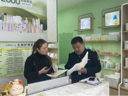 開封市鼓樓區(qū)衛(wèi)生監(jiān)督所 強(qiáng)化監(jiān)管 規(guī)范生活美容服務(wù)市場(chǎng)